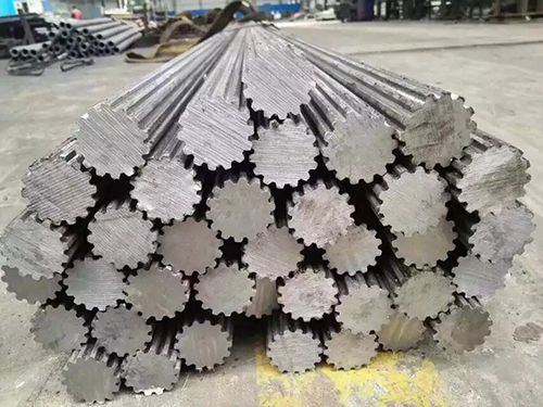 合金齒輪鋼通過(guò)添加鉻鉬鈷鎳等合金元素顯著提高了鋼材的強(qiáng)度能夠在更為惡劣的工作環(huán)境下穩(wěn)定運(yùn)行