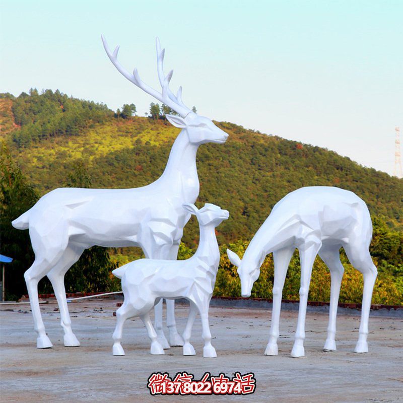 玻璃鋼梅花鹿雕塑，讓一家三口在公園戶外玩耍