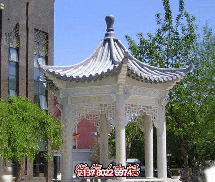 精美漢白玉鏤空涼亭，為校園休息區(qū)提供清涼休息空間