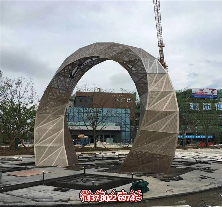 不銹鋼網(wǎng)格拱門雕塑，點綴廣場