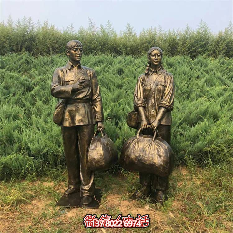 手工雕刻民俗小品，玻璃鋼仿銅人物拿行李的車站裝飾品