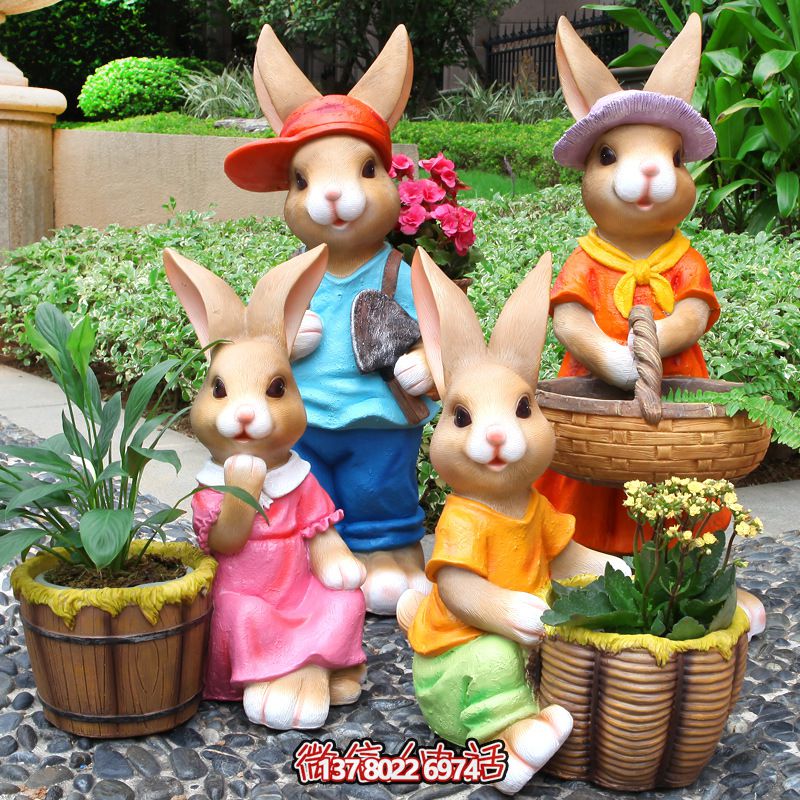 玻璃鋼彩繪兔子雕塑，為花園景區(qū)增添精彩