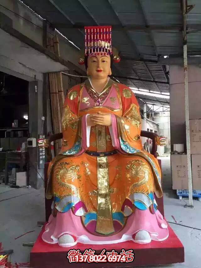 王母娘娘純銅雕塑，屹立于寺廟之中