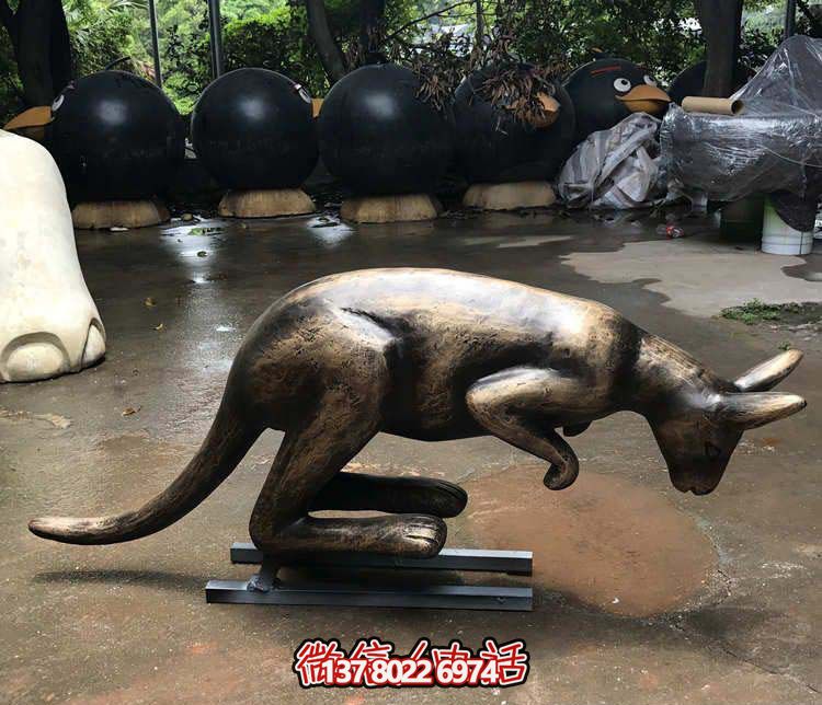 不銹鋼袋鼠雕塑，擺放于大型廣場