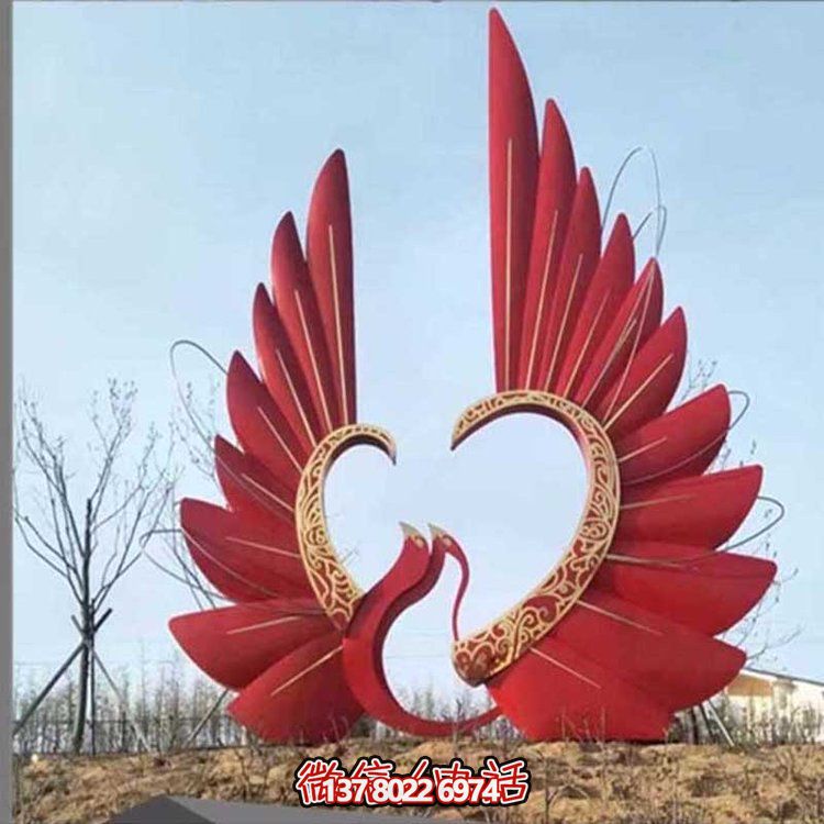 大型不銹鋼彩繪抽象鳳凰雕塑，為公園燈光亮化景觀