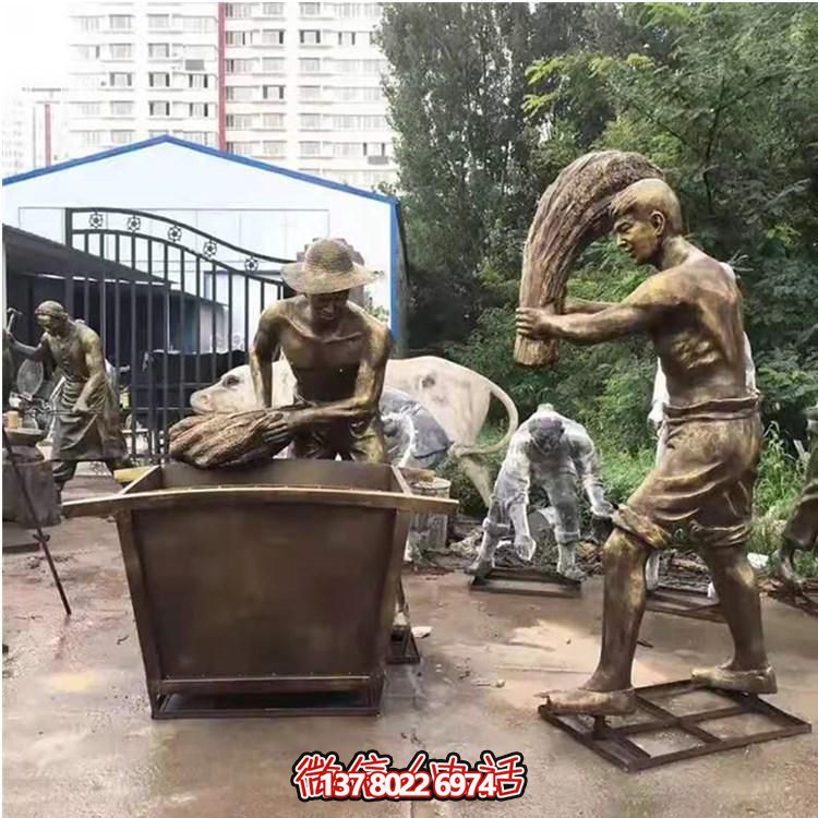 玻璃鋼仿銅農(nóng)耕人物雕塑，美化戶外景區(qū)