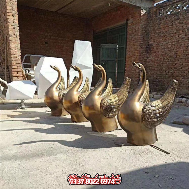仿銅噴水雕塑，玻璃鋼景觀天鵝水池，為廣場(chǎng)園林?jǐn)[放