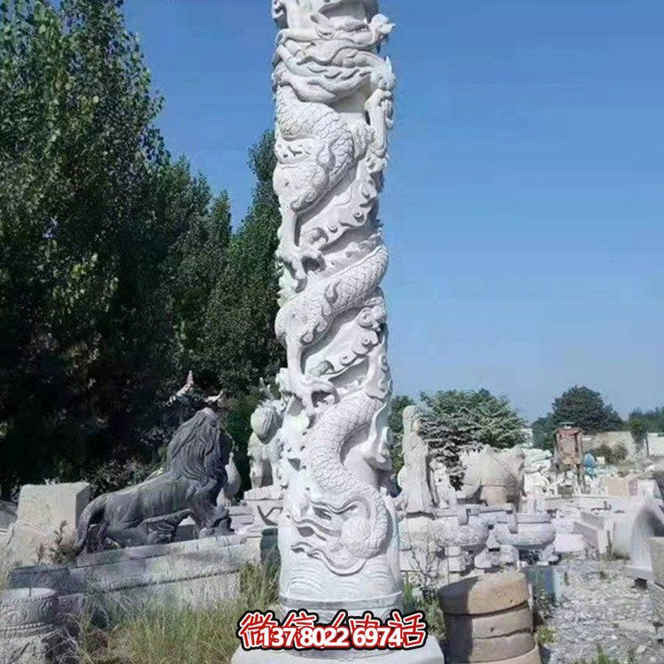 仿古石雕龍柱雕塑，為廣場增添古典魅力