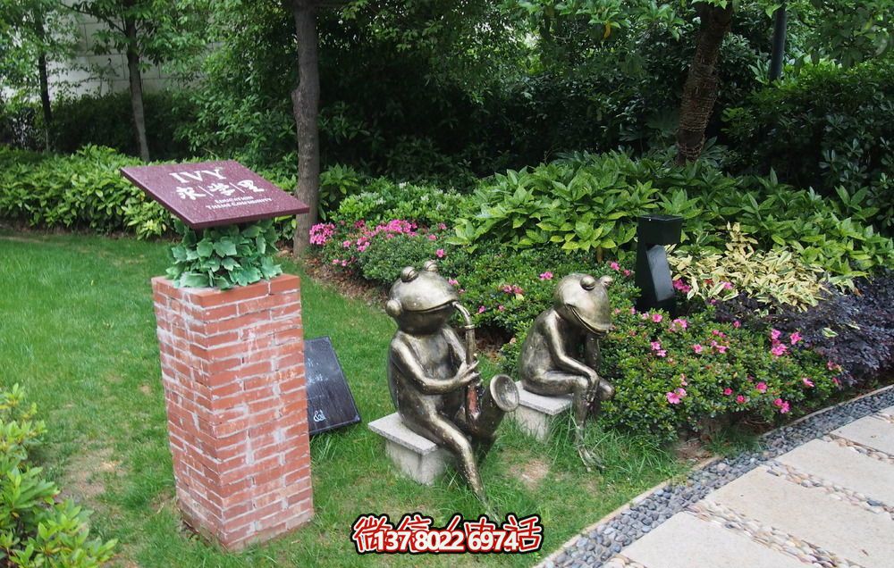 唯美青蛙雕塑，用不銹鋼增添公園景色