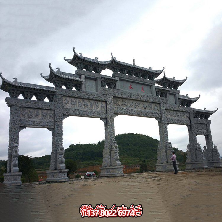 精美大型仿古青石雕刻門樓牌坊，為景區(qū)入口增添精彩