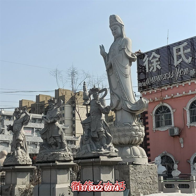 精美關(guān)公、佛像和石獅子雕刻，青石裝點美化廣場