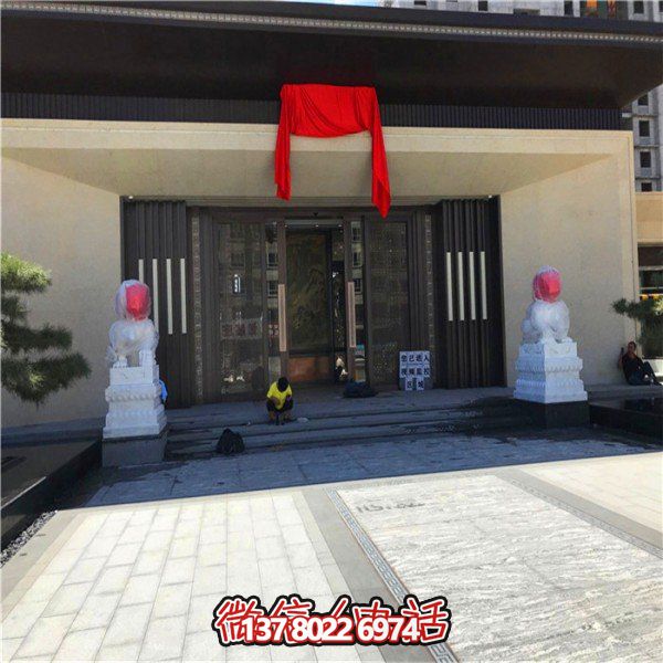 精美大型漢白玉石獅子雕刻門墩，為別墅門口增添雅致氣息