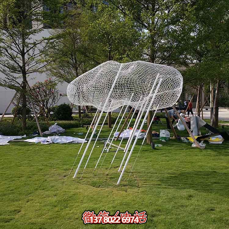 不銹鋼祥云雕塑，點(diǎn)綴美麗的戶外草坪