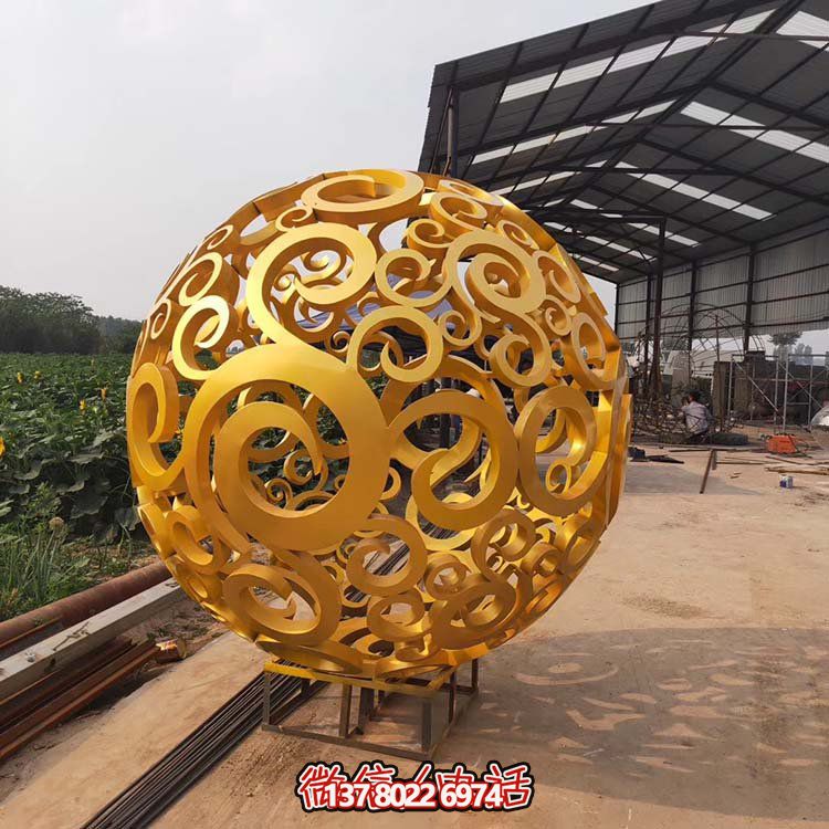 大型不銹鋼鏤空球雕塑，為園林景觀增添靈動(dòng)之美