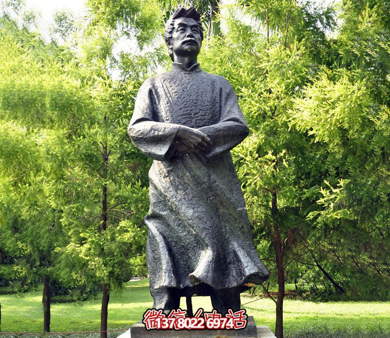 玻璃鋼魯迅人物雕塑，為公園景觀裝飾點(diǎn)綴