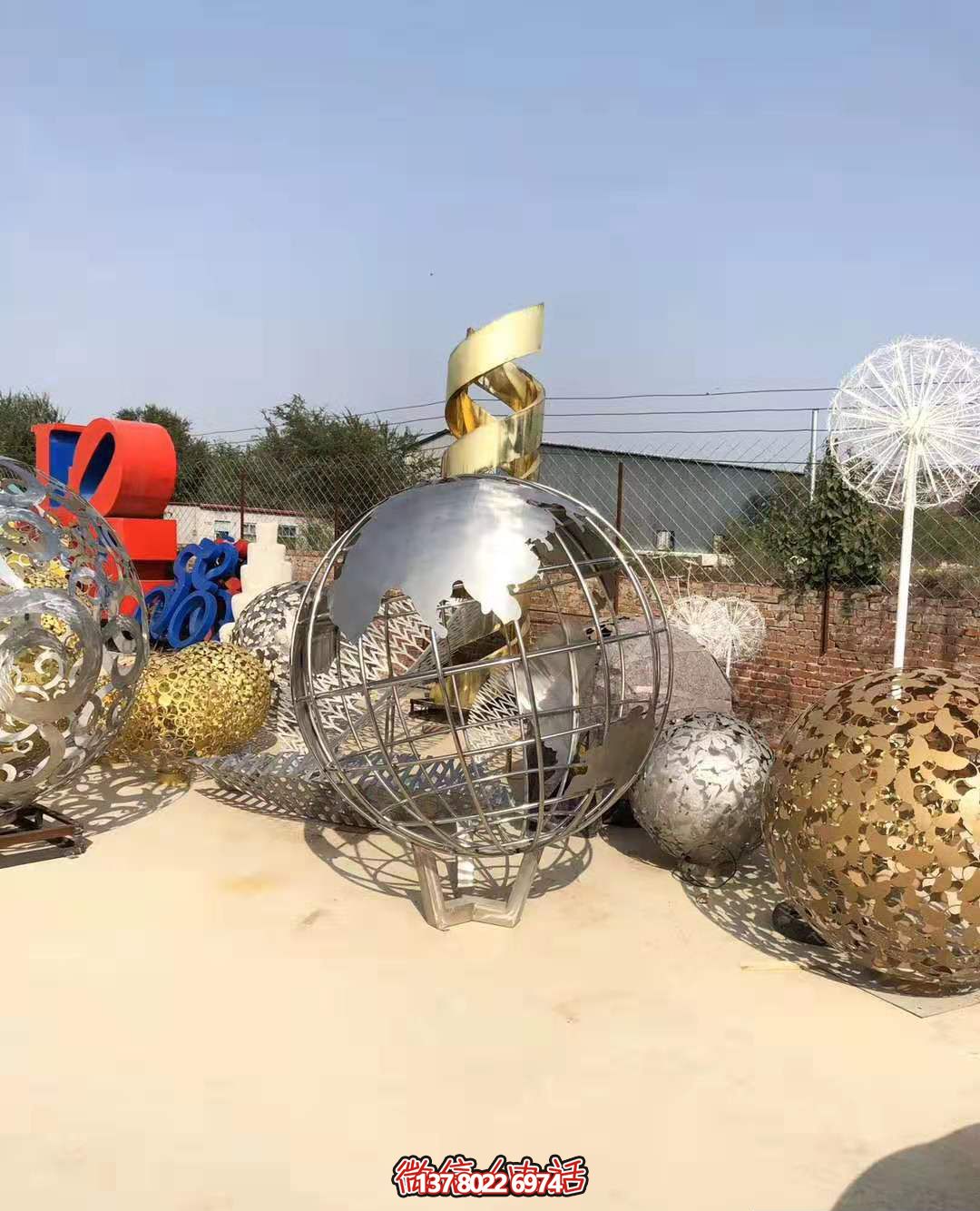 不銹鋼拋光地球儀雕塑，營造公園游樂場氛圍