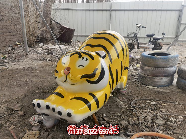 玻璃鋼彩繪抽象老虎雕塑，為幼兒園裝飾而生