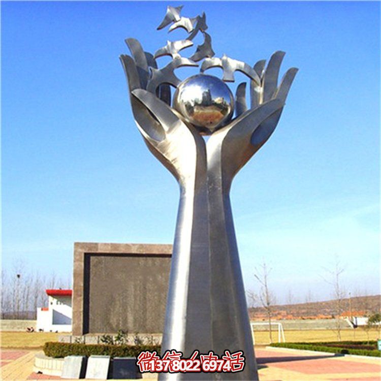 雙手托起希望，不銹鋼創(chuàng)意雕塑景觀擺放于廣場(chǎng)