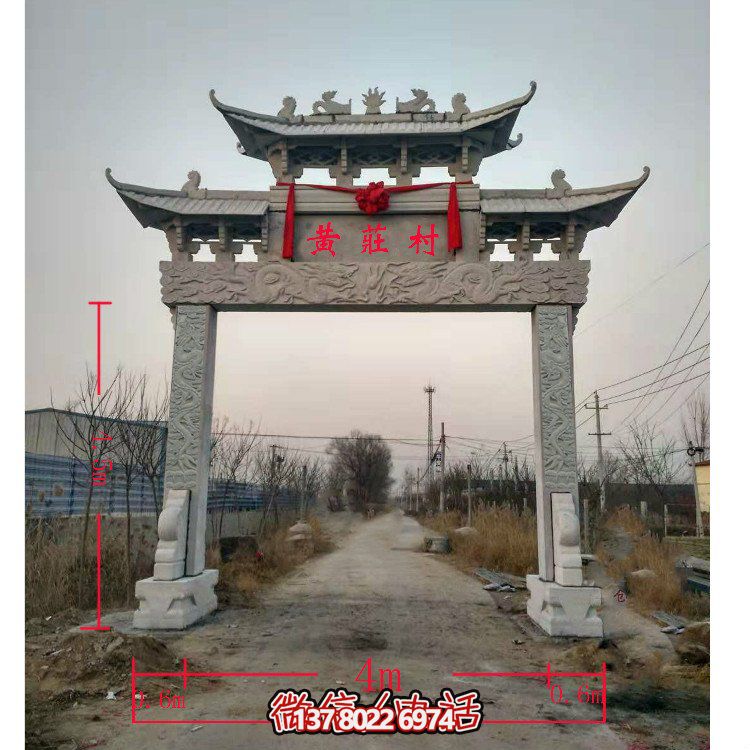 精美青石單門牌坊，點(diǎn)綴村莊門口