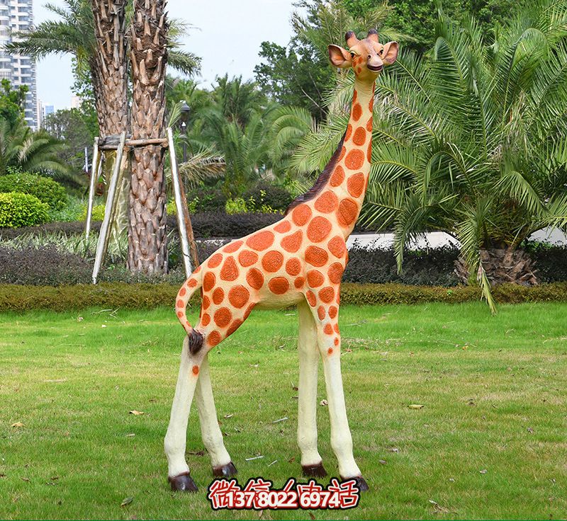 藝術(shù)化玻璃鋼仿真大型長頸鹿雕塑，點(diǎn)綴綠色草坪，讓公園更加美觀