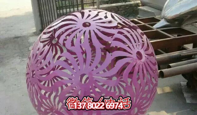 紫色不銹鋼鏤空球雕塑，為花園增添精彩