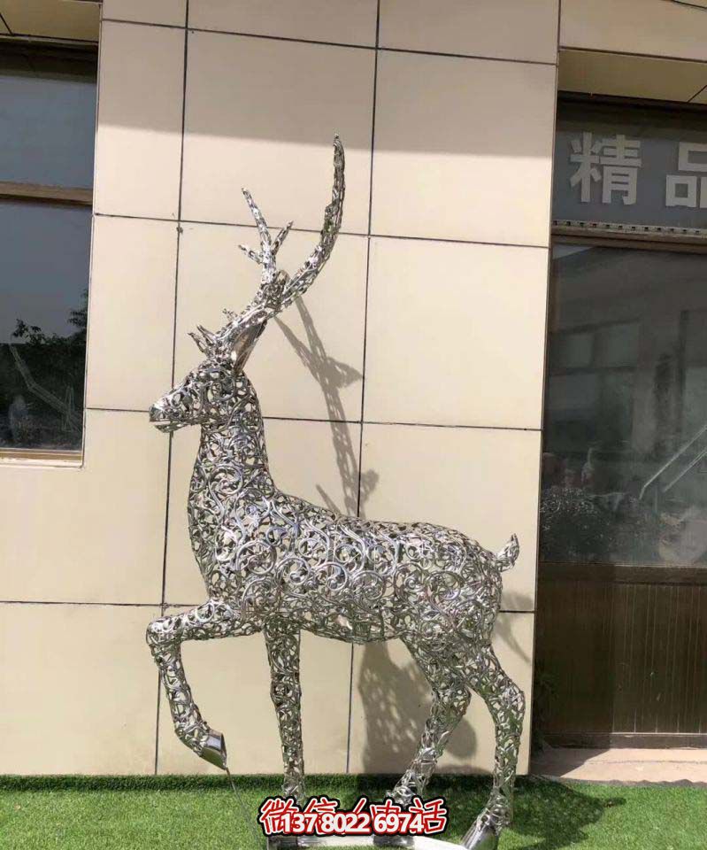 不銹鋼梅花鹿雕塑，走出別墅的美