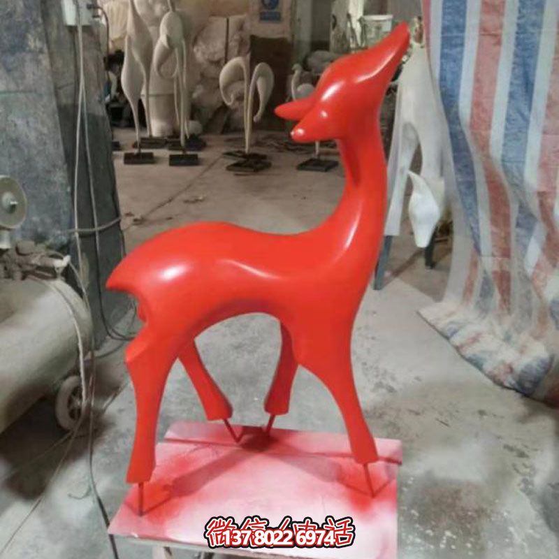 玻璃鋼制紅色梅花鹿雕塑，裝點(diǎn)別墅小區(qū)精致美觀