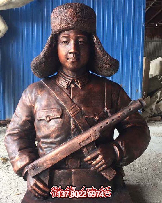 不銹鋼仿銅雷鋒持槍雕塑，現(xiàn)代雷鋒屹立于戶外景區(qū)