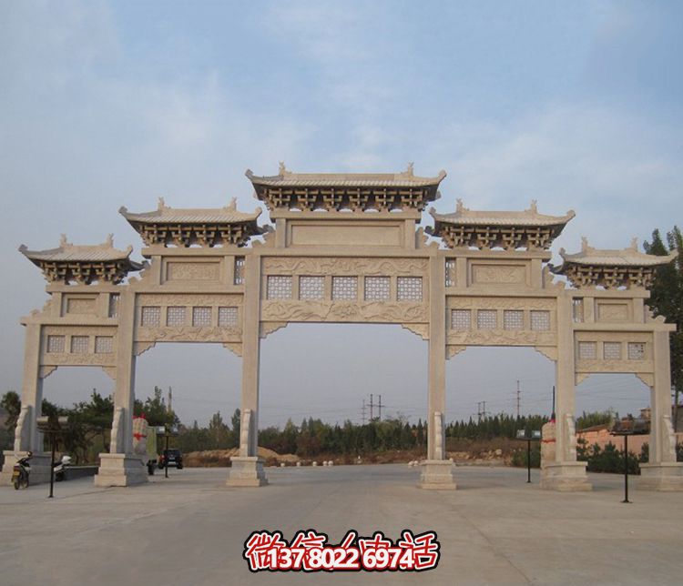 精美大型鏤空牌樓石雕，為公園廣場(chǎng)增添美麗色彩