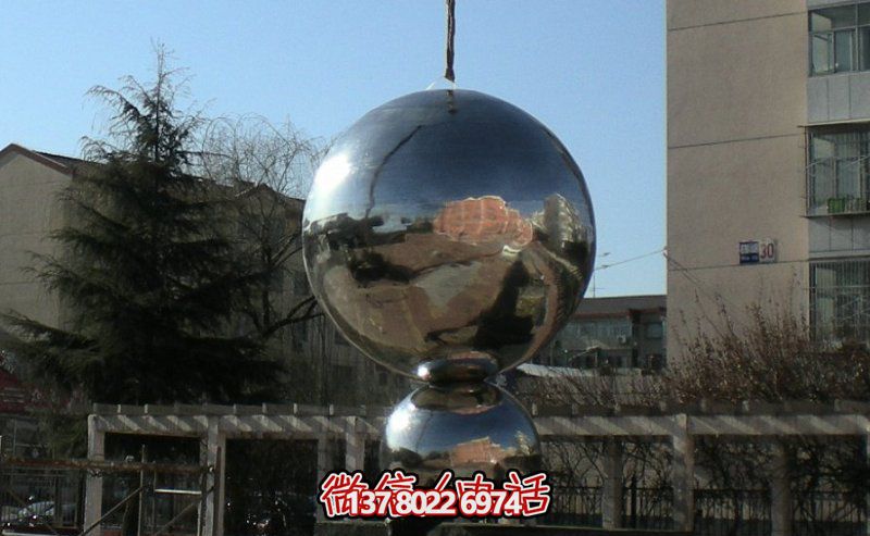 不銹鋼球體雕塑，鏡面反光，室外裝點(diǎn)美化