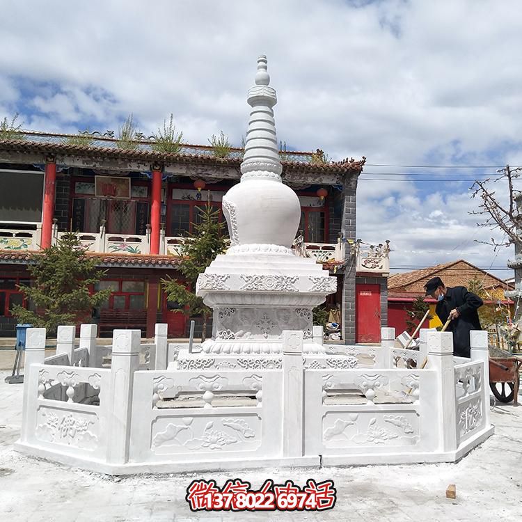 大型石雕舍利塔，宗教寺廟裝置