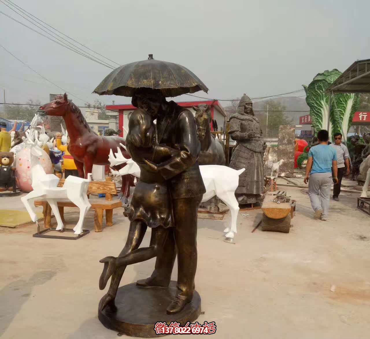 銅雕傘情侶接吻雕塑，在景區(qū)擁抱浪漫