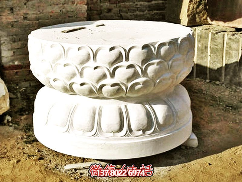 漢白玉制須彌座佛像，以精美圓形飾就古樸寺院