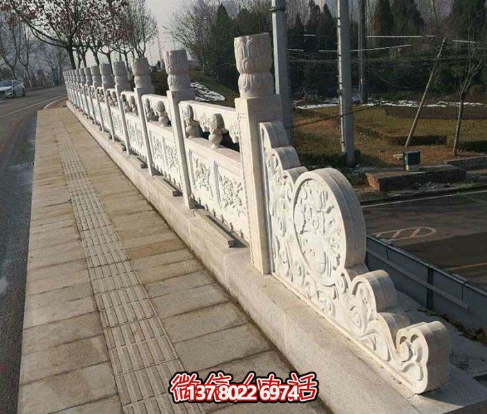 現(xiàn)代城市綠化防護(hù)欄桿，融入自然元素的花崗巖石雕