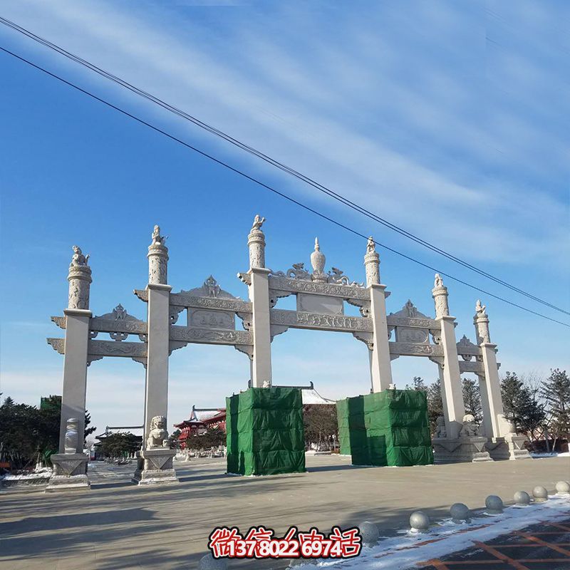 新款漢白玉牌坊，美觀而古樸的石六柱，為寺院和景區(qū)增添靈氣