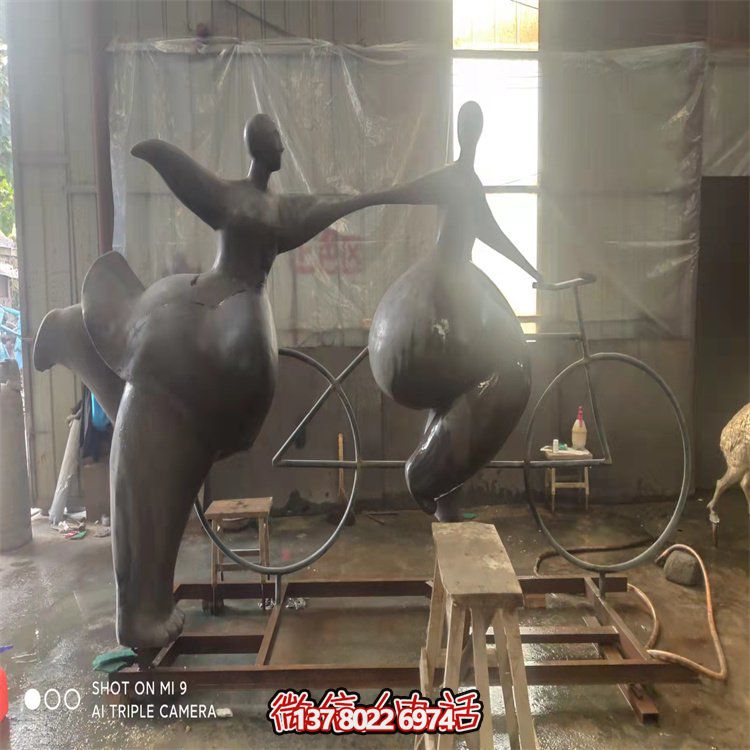 大型抽象不銹鋼仿銅人物騎自行車(chē)雕塑