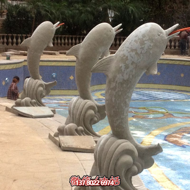 海邊的精美石雕雕塑，讓海豚伴你一起享受美食