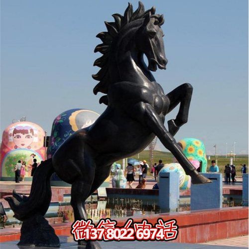 大型仿銅馬玻璃鋼雕塑，為廣場(chǎng)景觀增添無(wú)限精彩