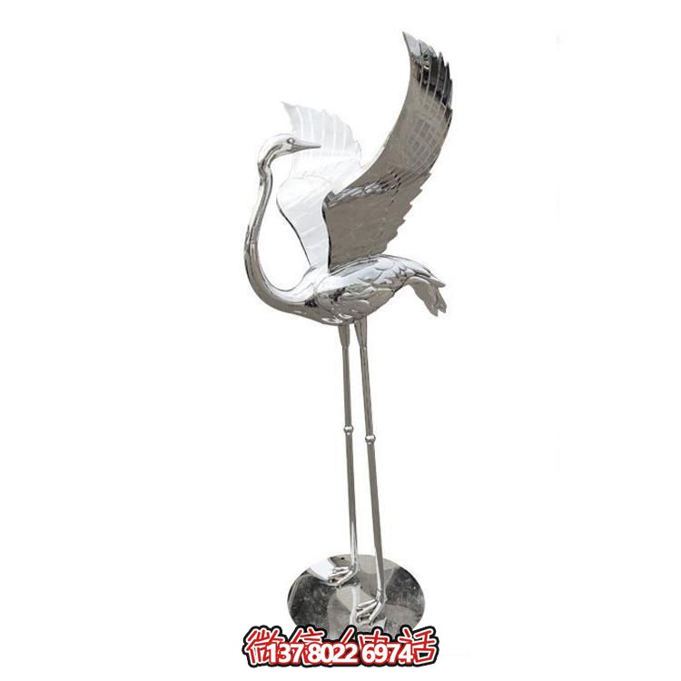鏡面不銹鋼仙鶴雕塑，質(zhì)樸自然，展翅回頭