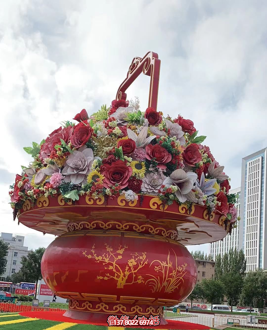 現(xiàn)代五彩花籃，給城市廣場(chǎng)帶來(lái)活力