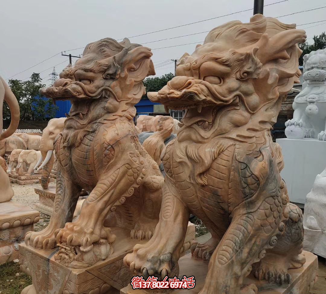 大型黃蠟石麒麟雕塑，點綴廣場景觀