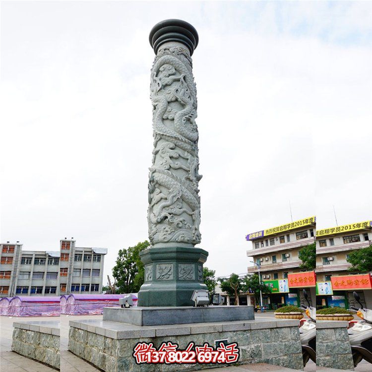 大理石浮雕龍柱，點綴校園廣場