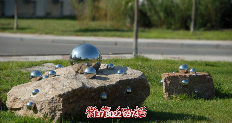 雕塑般的不銹鋼球體，帶給您不一樣的公園創(chuàng)意