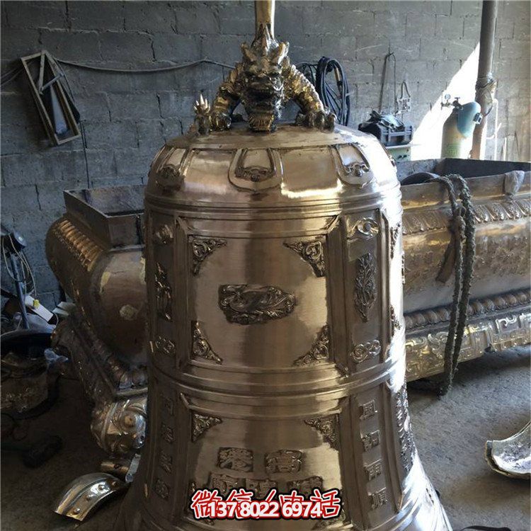 精美銅鐘雕塑，欣賞大型浮雕景觀