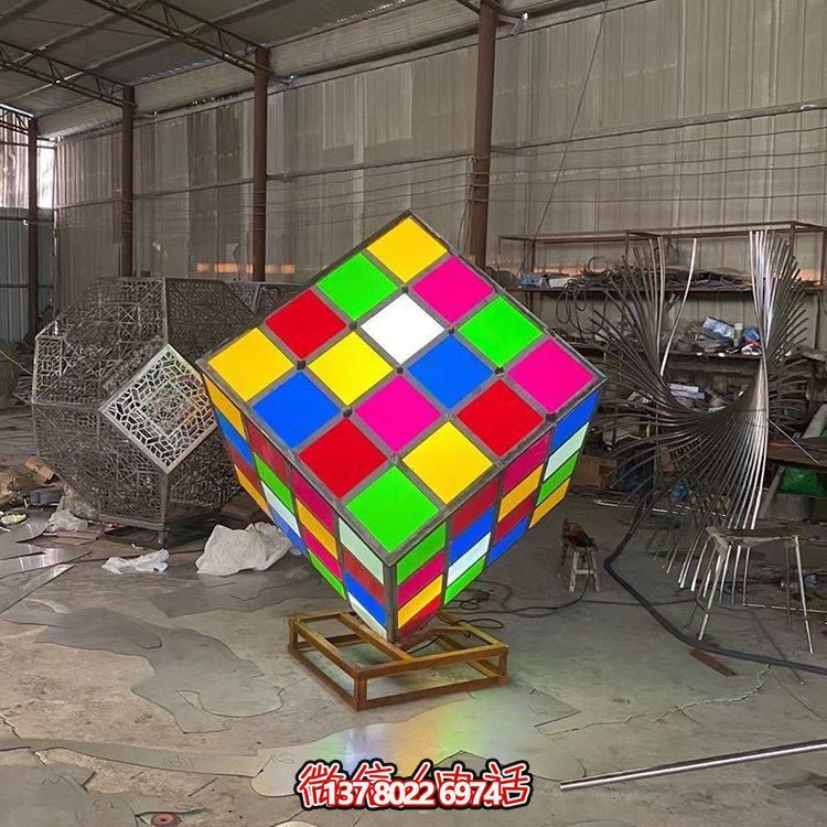 不銹鋼彩繪魔方景觀雕塑，點綴校園廣場