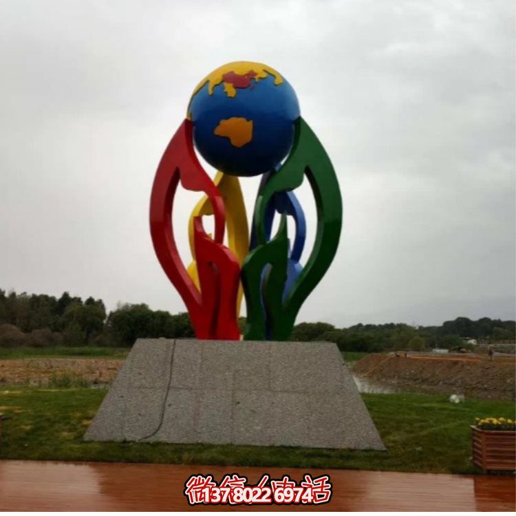 大型不銹鋼彩繪噴漆雕塑，為景區(qū)景觀廣場增色