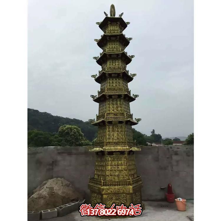 欣賞傳統(tǒng)文化，體驗多層銅雕香爐的大型景區(qū)