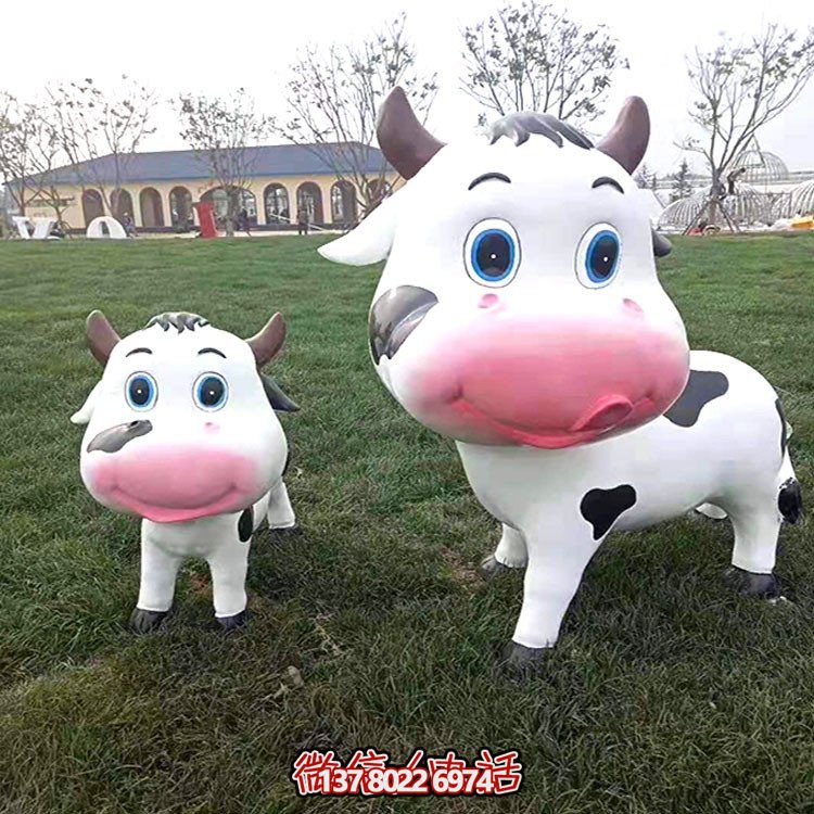 裝點(diǎn)戶(hù)外廣場(chǎng)的溫馨小奶牛玻璃鋼雕塑