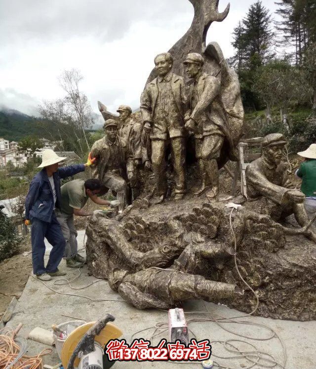 偉人紀(jì)念銅雕雕塑，讓廣場(chǎng)上洋溢著熱情