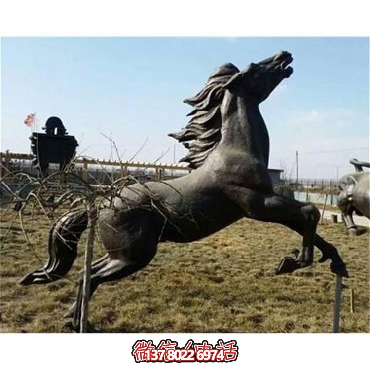大型銅雕塑，為園林廣場(chǎng)擺放奔跑馬